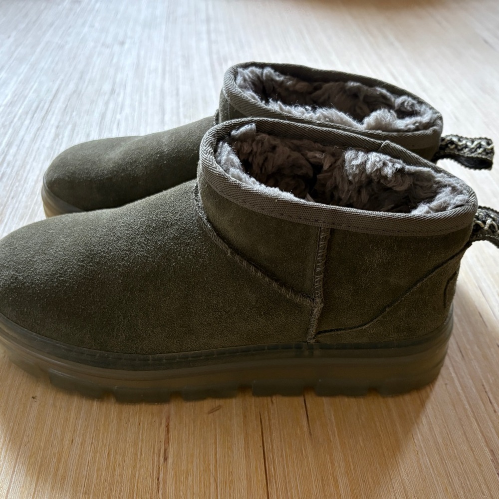 UGG CLASSIC ULTRA MINI CLEAR BURNT OLIVE WATER RESISTANT BOOT US 7 / EU 38 /UK 5